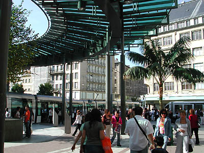 オム・ド・フェール駅