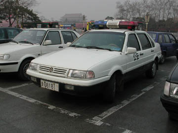 公安のVWサンタナ2000
