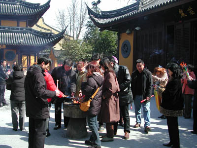 龍華寺の参拝風景
