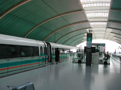 龍陽路駅ホーム